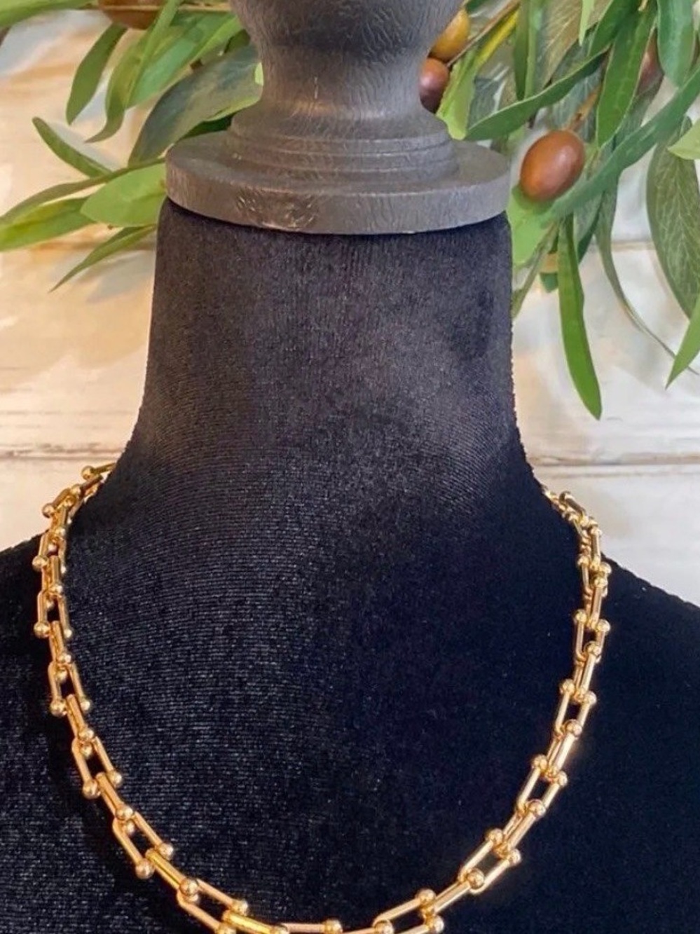 U Knots w/ Round Tips Linked Gold Necklace
